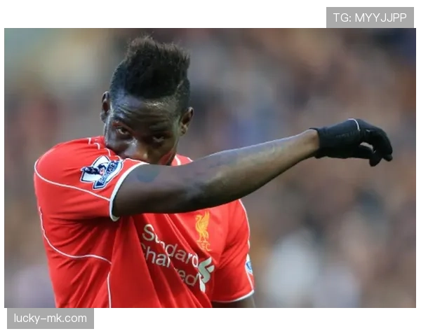 巴洛特利今天又穿得比我家猫还奇葩，这造型也太敢了吧！