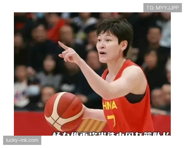 杨力维逛街被拍，那个包比我半年工资还豪横，生活差距太扎心